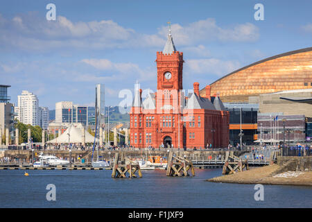 Pier House per la Baia di Cardiff Cardiff Galles con Millenium Center in background Foto Stock