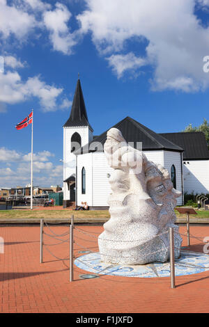 Marinai norvegesi chiesa con la statua del capitano Scott per la Baia di Cardiff Cardiff Galles Wales Foto Stock