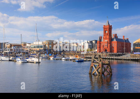 Pier House per la Baia di Cardiff Cardiff Galles con Millenium Center in background Foto Stock