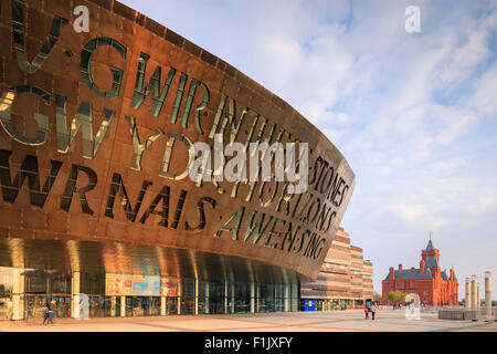 Millennium Centre per la Baia di Cardiff Cardiff Galles Wales Foto Stock