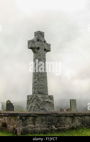 Flora MacDonald's grave al cimitero Kilmuir sull'Isola di Skye in Scozia nella nebbia Foto Stock