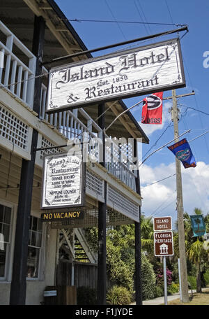 La rustica Island Hotel e il ristorante è un punto di riferimento 1859 nella storica città costiera di Cedar Key, Florida, Stati Uniti d'America, lungo il Golfo del Messico. Foto Stock