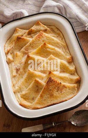 Il budino di pane e burro un vecchio stile British dolce fatto con pane uova e latte Foto Stock