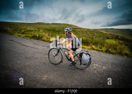 Campeggio ciclo ciclista sulla flotta Moss, Yorkshire Dales National Park. Foto Stock