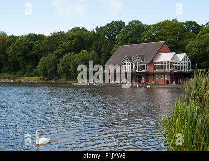 Llandrindod Wells il lago e il ristorante edificio, Powys Wales UK. Foto Stock