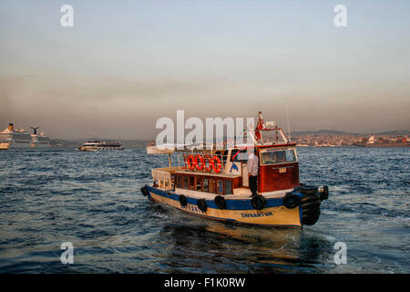 Piccola imbarcazione turistica sul Bosforo ad Istanbul in Turchia Foto Stock