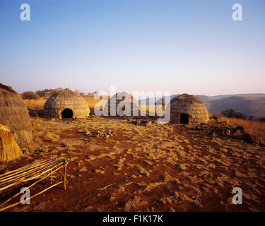Zulu capanne sul set di un film KwaZulu Natal, Sud Africa Foto Stock