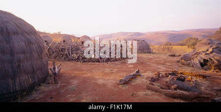Zulu capanne sul set di un film, Zululand KwaZulu Natal, Sud Africa Foto Stock