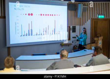 Repubblica ceca gli scienziati di CZU (Ceco Università di Scienze della vita a Praga) e scienziati norvegesi individuare la sonda di terra sulla costa del Mare di Barents in Kirkenes, Norvegia, il 28 agosto 2015. I campioni provenienti da differenti profili di suolo servirà per l'analisi. Czech-Norwegian team di scienziati lavora su un nuovo metodo di inseguimento della misura e fonti di contaminazione ambientale mediante isotopi metallici. Nella foto la presentazione dei primi risultati hanno indotto da Hana Sillerova da CZU. (CTK foto/Tomas Junek) Foto Stock