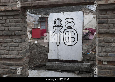 Pechino, Cina. 31 Agosto, 2015. QianmenÂ Oriente AreaÂ o XianÂ YuÂ Kou, ilâ areaÂ wasÂ ilâ financialÂ Centreâ di ilâ cittã â nel ilâ QingÂ dinastia. Nei decenni recentÂ,Â ILÂ QianmenÂ oriente guarda AreaÂ graduallyÂ degenerante,Â divenire irrelevantÂ e decadente,Â creatingÂ l starkÂ contrastÂ suâ i suoi rapidlyÂ developingÂ neighboringÂ aree. Ora i governi locali di Dongcheng District hanno avviato un piano di demolizione Old-City e ri-sviluppo in ordine suâ reviveÂ thisÂ area vecchio. Pechino, Cina, © Jiwei Han/ZUMA filo/Alamy Live News Foto Stock