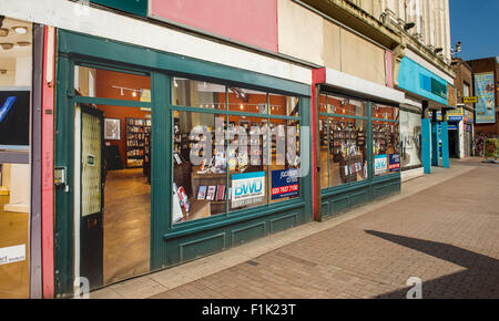 Negozio di vuoto con manifesti in windows per renderlo meno abbandonate su un high street a West Bromwich, West Midlands, Inghilterra. Foto Stock