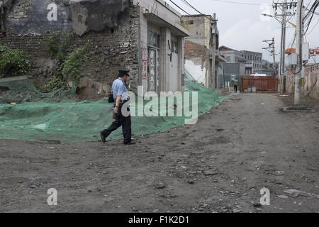 Pechino, Cina. 31 Agosto, 2015. QianmenÂ Oriente AreaÂ o XianÂ YuÂ Kou, ilâ areaÂ wasÂ ilâ financialÂ Centreâ di ilâ cittã â nel ilâ QingÂ dinastia. Nei decenni recentÂ,Â ILÂ QianmenÂ oriente guarda AreaÂ graduallyÂ degenerante,Â divenire irrelevantÂ e decadente,Â creatingÂ l starkÂ contrastÂ suâ i suoi rapidlyÂ developingÂ neighboringÂ aree. Ora i governi locali di Dongcheng District hanno avviato un piano di demolizione Old-City e ri-sviluppo in ordine suâ reviveÂ thisÂ area vecchio. Pechino, Cina, © Jiwei Han/ZUMA filo/Alamy Live News Foto Stock