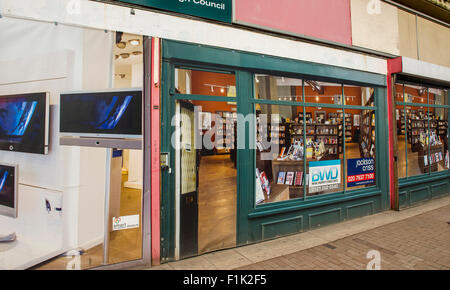 Negozio di vuoto con manifesti in windows per renderlo meno abbandonate su un high street a West Bromwich, West Midlands, Inghilterra. Foto Stock