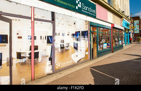 Negozio di vuoto con manifesti in windows per renderlo meno abbandonate su un high street a West Bromwich, West Midlands, Inghilterra. Foto Stock