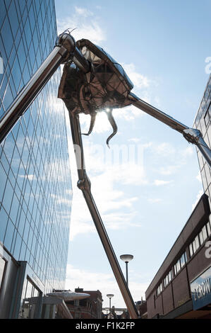 "La Guerra dei mondi Martian lotta contro la macchina' scultura, Church Street, Woking, Surrey, England, Regno Unito Foto Stock