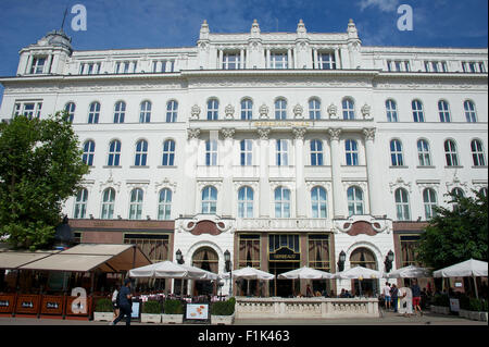 Budapest, Ungheria. 21 Ago, 2015. Una vista del Cafè Gerbeaud Vorosmarthy sulla piazza di Budapest, Ungheria, 21 agosto 2015. Foto: Ursula Dueren/dpa/Alamy Live News Foto Stock