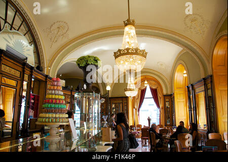 Budapest, Ungheria. 21 Ago, 2015. Una vista di stile guglielmino Cafè Gerbeaud Vorosmarthy sulla piazza di Budapest, Ungheria, 21 agosto 2015. Foto: Ursula Dueren/dpa/Alamy Live News Foto Stock