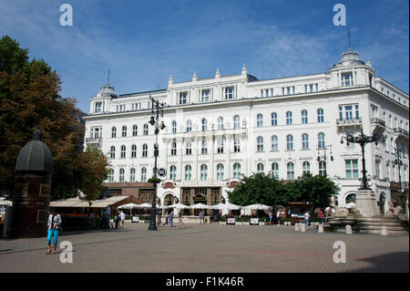 Budapest, Ungheria. 21 Ago, 2015. Una vista del Cafè Gerbeaud Vorosmarthy sulla piazza di Budapest, Ungheria, 21 agosto 2015. Foto: Ursula Dueren/dpa/Alamy Live News Foto Stock