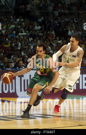 Città del Messico. 2 Sep, 2015. Il Messico di Marco Ramos (R), il sistema VIES con il Brasile è Vitor Benite, durante una partita del 2015 FIBA Americas Championship, a Città del Messico, capitale del Messico, sul Sett. 2, 2015. Il Messico ha vinto 66-58. © Oscar Ramirez/Xinhua/Alamy Live News Foto Stock