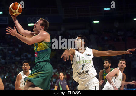 Città del Messico. 2 Sep, 2015. Il Messico Jorge Gutierrez (R), il sistema VIES con il brasiliano di Rafael Luz, durante una partita del 2015 FIBA Americas Championship, a Città del Messico, capitale del Messico, sul Sett. 2, 2015. Il Messico ha vinto 66-58. © Oscar Ramirez/Xinhua/Alamy Live News Foto Stock