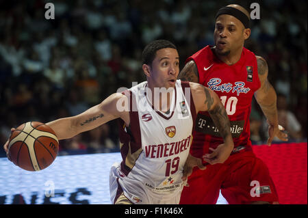 Città del Messico. 2 Sep, 2015. Venezuela?s Heissler Guillent (L), il sistema VIES con Puerto Rico's Elias Ayuso, durante una partita del 2015 FIBA Americas Championship, a Città del Messico, capitale del Messico, sul Sett. 2, 2015. Il Venezuela ha vinto 74-63. © Oscar Ramirez/Xinhua/Alamy Live News Foto Stock