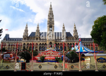 Il Rathaus (il municipio) è un edificio di Vienna che serve come sede di entrambi il sindaco e il consiglio comunale della città di Vienna. Il Rathaus è stato progettato da Friedrich von Schmidt in stile neogotico e costruita tra il 1872 e il 1883. Sulla sommità della torre si trova la Rathausmann, uno dei simboli di Vienna. Di fronte al Rathaus vi è un ampio parco, il Rathauspark. La foto mostra il Circus Roncalli che stazionava in quella zona nel settembre 2015. Foto Stock