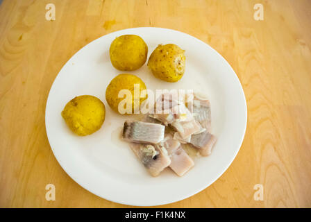 Finlandese tradizionale pasto estivo, aringa del Baltico con patate novelle Foto Stock