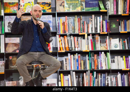 Roma, Italia, 15 Mar 2011. Roberto Saviano, scrittore e autore di diversi libri, pranzi il suo libro "Vieni via con me" presso la Libreria Feltrinelli. Foto Stock