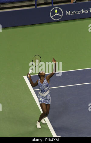 New York, New York, Stati Uniti d'America. 2 Sep, 2015. Il giorno 3 della U.S. Aprire partite di tennis in Forest Hills Queens presso la Arthur Ashe Tennis Stadium. Donna Match Irina Falconi Vs. Venus Williams. Mens Match Novak Djokovic Vs. Andreas Haider - Maurer.Venus Williams ha vinto la sua partita. e Novak Djokovic ha vinto il suo match © Bruce Cotler/Globe foto/ZUMA filo/Alamy Live News Foto Stock