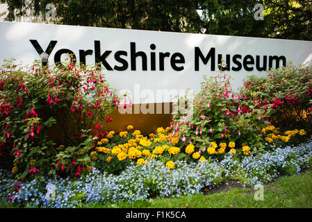 La segnaletica che impone all'ingresso del museo dello Yorkshire nei giardini botanici della città di York, nello Yorkshire, Inghilterra, Regno Unito Foto Stock