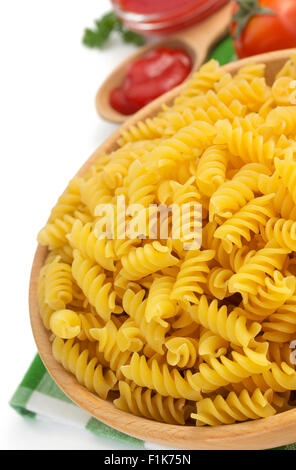 Fusilli alla isolato su sfondo bianco Foto Stock