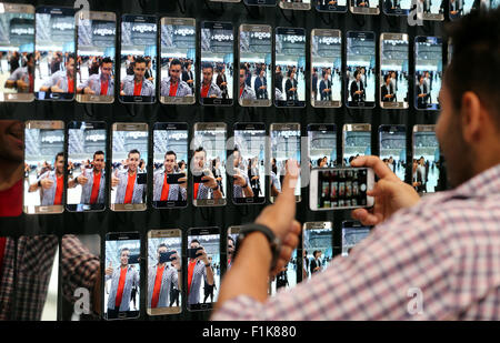 Berlino, Germania. 3 Sep, 2015. Un giornalista prende la foto di un muro di presentazione con 'Samsung Galaxy S6 margine' smartphone, durante un Samsung conferenza stampa presso la zona espositiva della Fiera Internazionale Elettronica "IFA", a Berlino, Germania, 3 settembre 2015. Di tutto il mondo più grande fiera di elettronica si svolge dal 4 al 9 settembre 2015. Foto: WOLFGANG KUMM/dpa/Alamy Live News Foto Stock