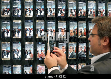 Berlino, Germania. 3 Sep, 2015. Un giornalista prende la foto di un muro di presentazione con 'Samsung Galaxy S6 margine' smartphone, durante un Samsung conferenza stampa presso la zona espositiva della Fiera Internazionale Elettronica "IFA", a Berlino, Germania, 3 settembre 2015. Di tutto il mondo più grande fiera di elettronica si svolge dal 4 al 9 settembre 2015. Foto: WOLFGANG KUMM/dpa/Alamy Live News Foto Stock