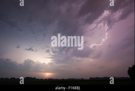 Tuoni e fulmini alla fine di un caldo e moistly giorno d'estate in Paesi Bassi Foto Stock