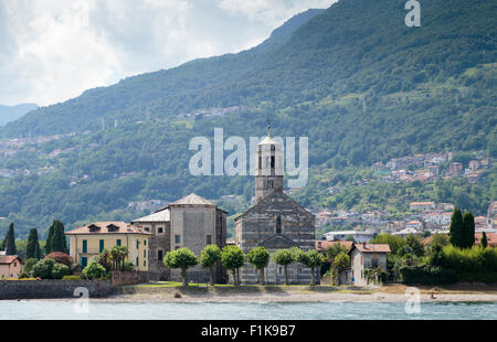Chiesa di Santa Maria del Tiglio, Gravedona lago di Como, con colline boscose dietro. Foto Stock