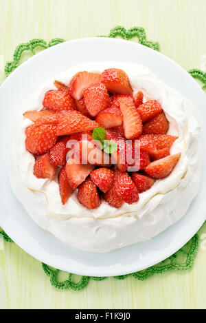Meringa torta decorata con fragole fresche, vista dall'alto Foto Stock