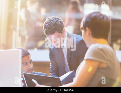 La gente di affari che lavorano in riunione Foto Stock