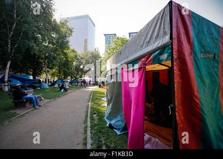 Bruxelles, Belgio. 3 Sep, 2015. Le tende sono visti in un campo di fortuna al di fuori dei migranti a centro di accoglienza di Bruxelles in Belgio il 7 settembre 3, 2015. Il numero di rifugiati e di migranti che attraversano il Mediterraneo di quest anno ha ora superato 300.000, secondo l'Agenzia delle Nazioni Unite per i rifugiati ACNUR. Credito: Zhou Lei/Xinhua/Alamy Live News Foto Stock