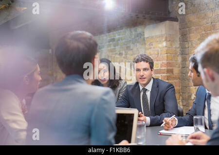 La gente di affari di parlare nella sala conferenza incontro Foto Stock