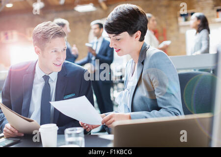 La gente di affari per discutere dei documenti di office Foto Stock