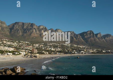 Camps Bay e i dodici Apostoli, Cape Town, Western Cape, Sud Africa Foto Stock