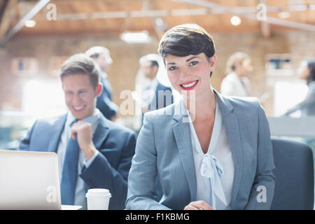 Ritratto fiducioso imprenditrice in office Foto Stock