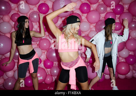 Sydney, Australia. 03Sep, 2015. Ballerini pongono al JT un lancio che ha avuto luogo durante il 2015 Vogue Fashion Night Out di Sydney. Credito: mjmediabox/Alamy Live News Foto Stock