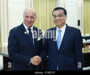 Pechino, Cina. 3 Sep, 2015. Il premier cinese LI Keqiang (R) soddisfa con Laurent Fabius, rappresentante del Governo e Ministro degli Affari Esteri di Francia, a Pechino, capitale della Cina, Sett. 3, 2015. Credito: Yao Dawei/Xinhua/Alamy Live News Foto Stock