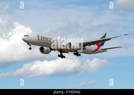 Emirates, Boeing 777-300ER, volo EK-151, A6-ENR, sull approccio finale all'aeroporto di Copenaghen, CPH, Danimarca da Dubai. Foto Stock