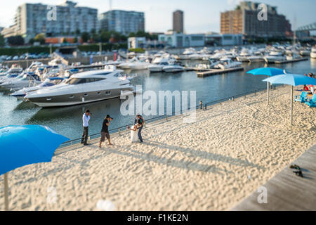 Fotografi di scattare la foto di un proprio-coppia sposata, al Montreal Clock Tower beach, con un tilt shift effetto Foto Stock