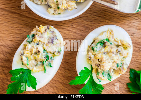 Snack uova ripiene con tuorlo d'uovo e pesce con maionese top view closeup Foto Stock