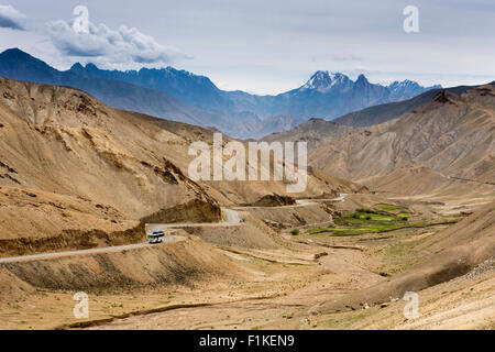 India, Jammu e Kashmir, Ladakh, Kargil a Leh autostrada, bus sulla sezione di avvolgimento della strada vicino a Lamayaru Foto Stock