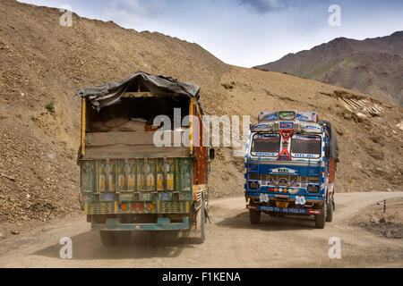 India, Jammu e Kashmir, Kargil a Leh autostrada, due carrelli passando sul polveroso tratto di strada a ridosso Lamayaru Foto Stock