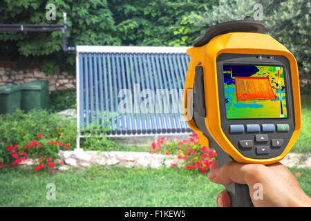 La registrazione vuoto riscaldamento di acqua solare sistema con telecamera termica Foto Stock